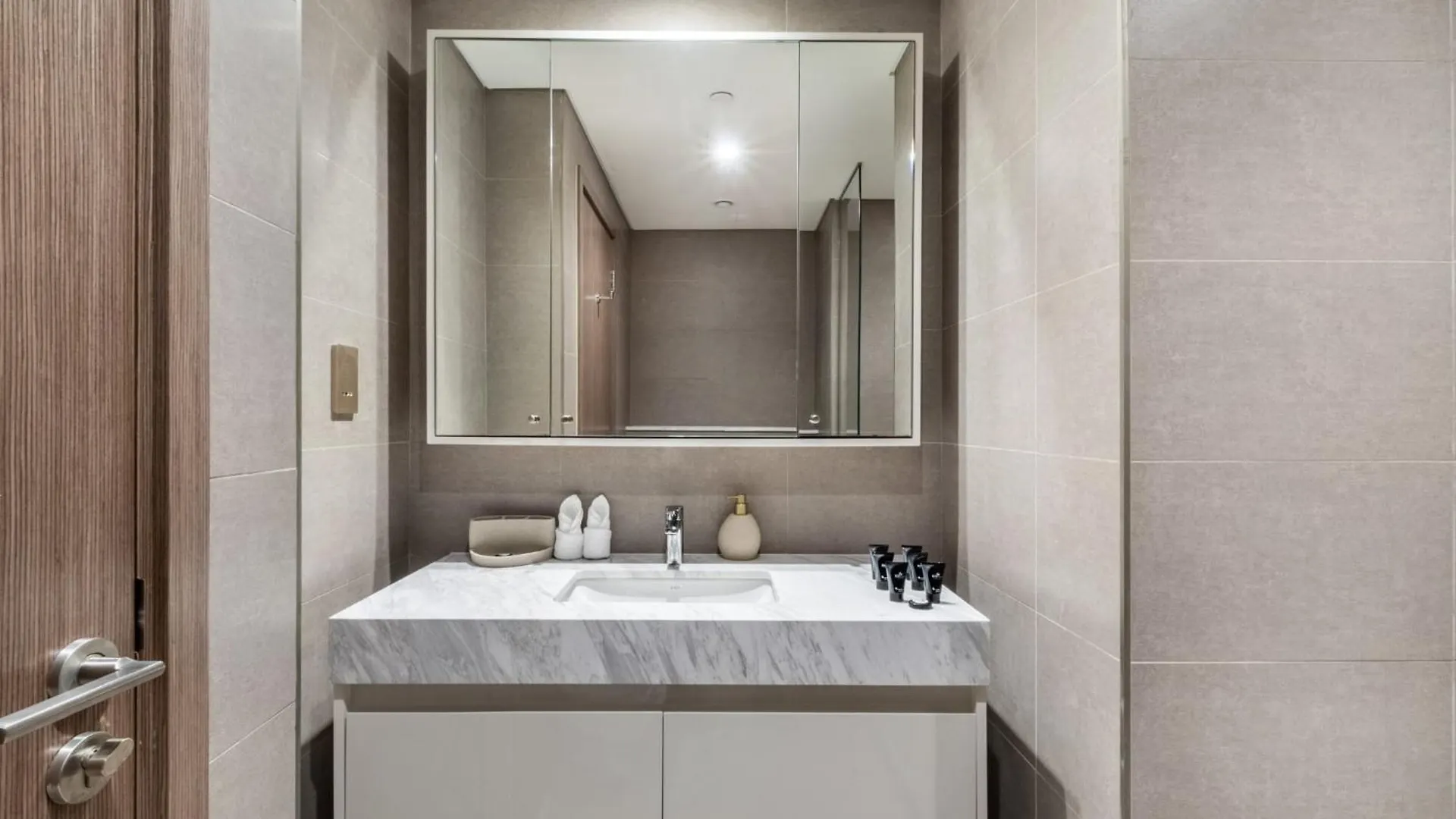 Exclusive 4 Bedroom Apartment I Burj Khalifa And Fountain Views I Free Wi-Fi, Pool, Gym & Parking I By Meerak Dubai 0*,